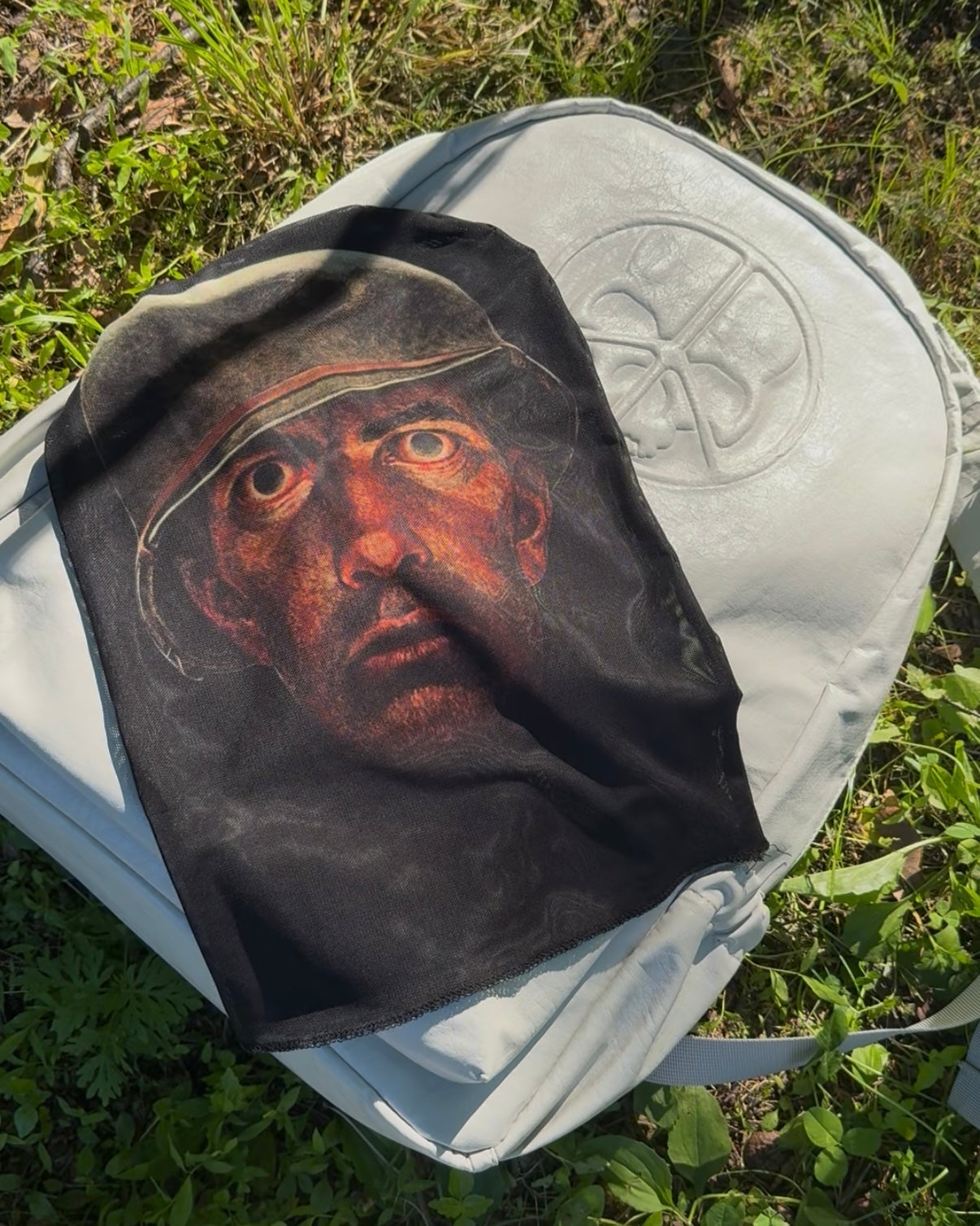 “Stare” mask
